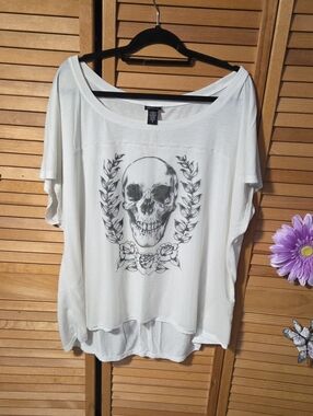 Torrid Vintage 2015 White Short Sleeve Skull Graphic Top